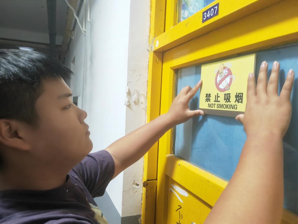 以及学生宿舍的公共区域,楼梯口,走廊等地方张贴了醒目的禁止吸烟标语